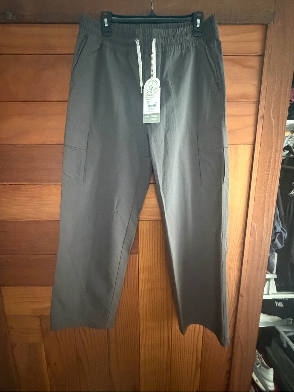 NWT women’s Vuori Vintage dark grey Birch Cargo Pant size large - Picture 4 of 6